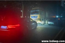东莞市生态环境局松山湖分局查获一槽罐车于夜间往排水管网偷排泥浆的行为