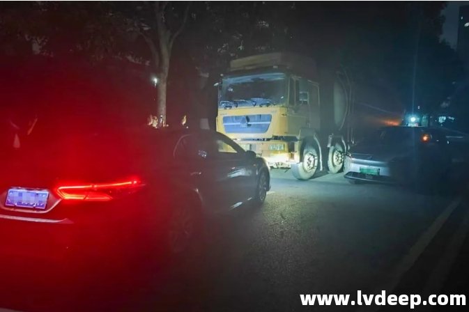 松山湖分局联合城管分局连续蹲点，截停偷排槽罐车